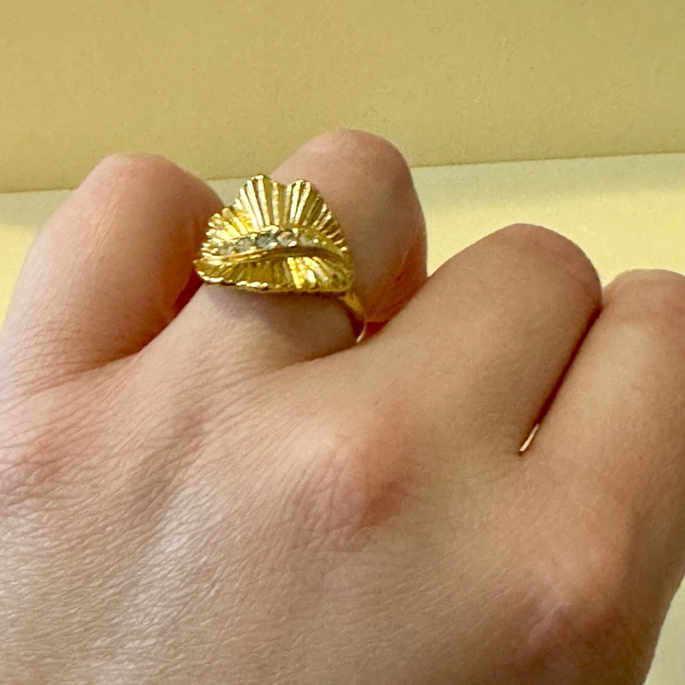 Gold wave ring - Picture 2 of 6
